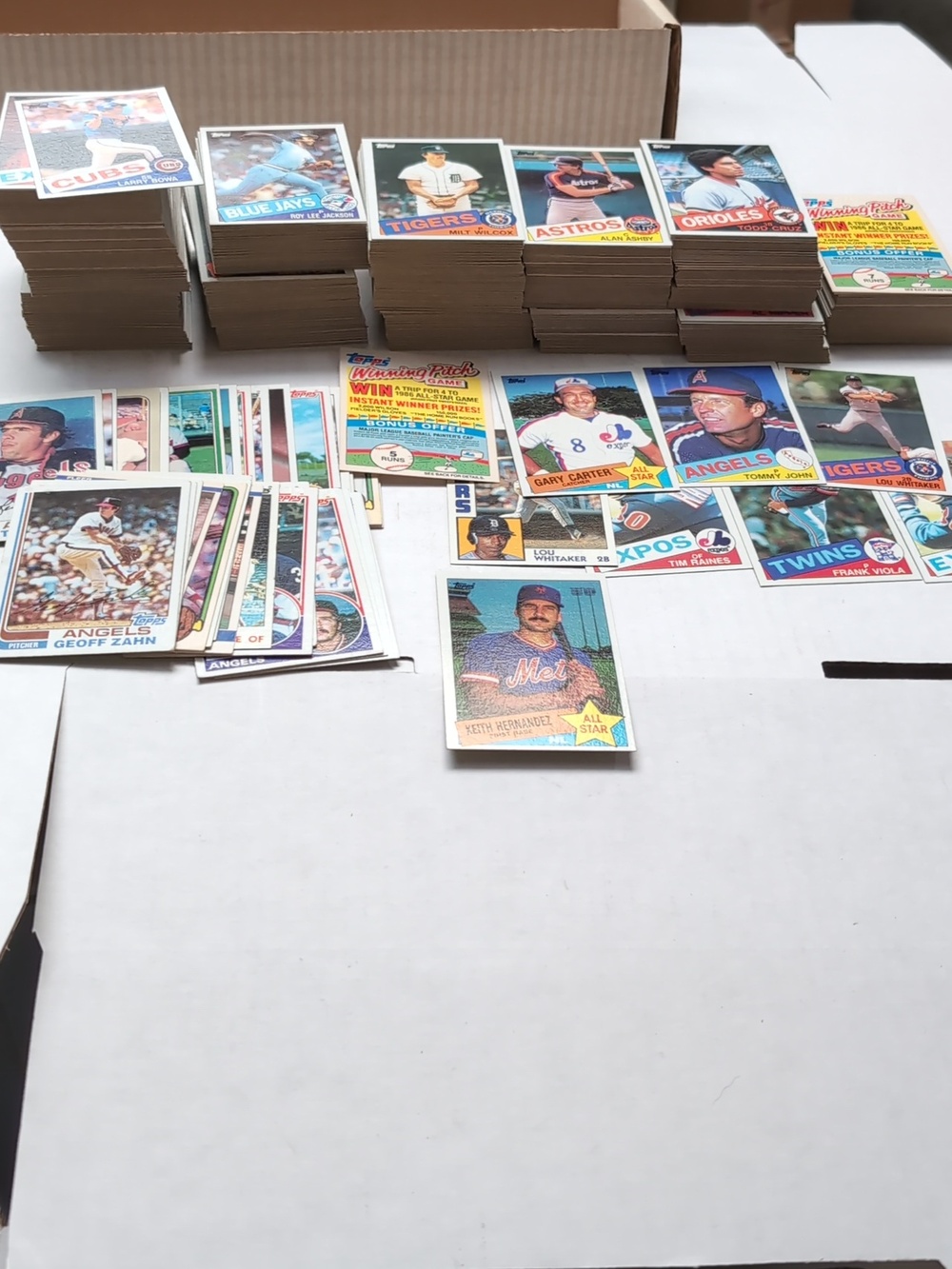 750 1985 Topps Baseball Cards With A Few Assorted Odd Vintage   Collector Cards